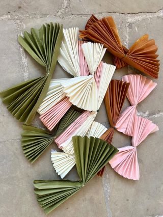 Nevěsta vybrala hezké barvy pompomků: Ivory a Blush Pink a potom kaštanovník barvu a olivově zelenou #pompom #pomoomtime...