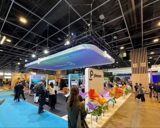 🌸 Our large paper flowers in vibrant colours caught every eye at Unleash Paris for @phenomtxm ✨ Designed and handcrafted...