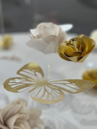 Festive seasonal paper decor ✨ #pompomtime #pompomtimeflowers #pompomtimedecor #paperbutterfly #papirovadekorace...