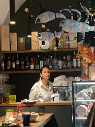 Dva ručně vyrobení štíři hlídají narozeninovou oslavu 🦂✨ a balónková výzdoba vytvořená námi pro Štíří narozeniny v Ikona...