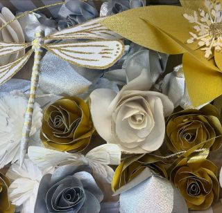 Zimní ručně vyrobená dekorace, květiny, vážky, vločky #zimnideoorace #vyloha #vyzdoba #paperflowers #papirovekvetiny...