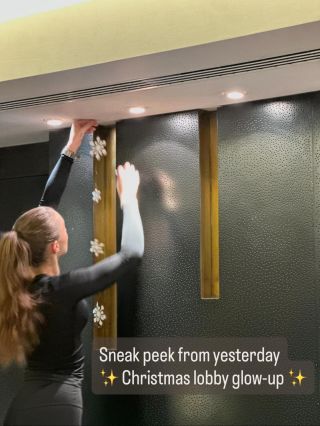 Z včerejší přípravy ✨ Vánoční stromeček + dekorace lobby a recepce Behind the scenes of yesterday’s setup ✨ Handmade...