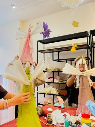 V neděli jsme měli téměř celodenní workshop pro děti. Vyráběli jsme trochu větší andílky, decoupage vánoční svítící...