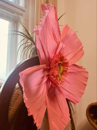 Květina z kvalitního italského krepového papíru o průměru 60 cm je výrazná a elegantní dekorace, která dodá prostoru...