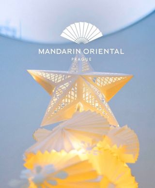 Letos se náš vánoční papírový strom znovu vrací do lobby hotelu Mandarin Oriental Prague ✨ Stejně jako minulý rok jsme...